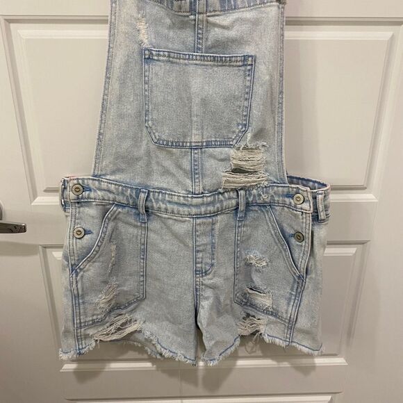 Hollister Women's Distressed Boyfriend Denim Short Overall. Light Blue. Medium - Picture 4 of 14